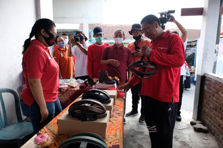 Tetap Produktif, Bikin Helm Bangkitkan Ekonomi